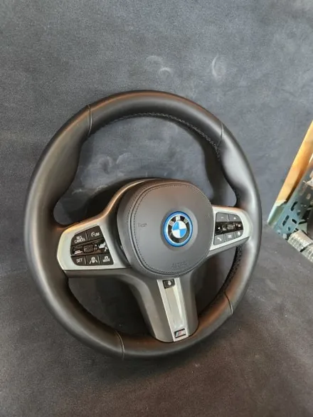[더핸들]BMW i4 핸들컬러변경 가죽교체 작업 (브라운가죽 + 블랙 알칸타라 + 삼색스티치) / 남양주 별내면