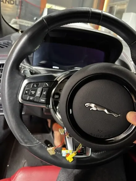 재규어 F-TYPE 컨버터블 핸들 가죽교체 튜닝 │ 레드 센터띠와 타공가죽으로 완성한 스포츠 감성 - 더핸들 / 남양주 별내면