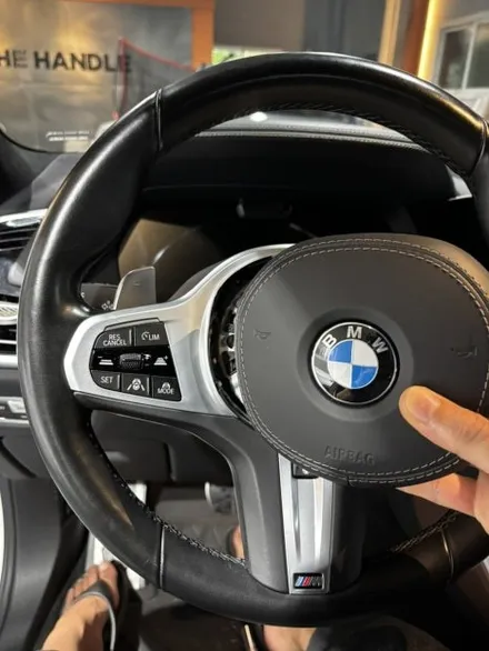 BMW X5 (G05) xDrive45e M 스포츠 핸들가죽복원 | 순정 그대로의 감성을 되살린 가죽교체 작업 - 더핸들 / 남양주 별내면