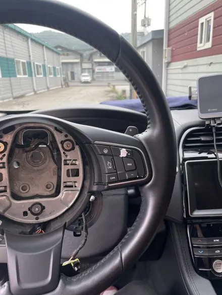 더핸들 재규어 F-PACE 핸들가죽교체 블랙 알칸타라 + 브라운 스티치로 완성한 스포티 감성 리폼 / 남양주 별내면