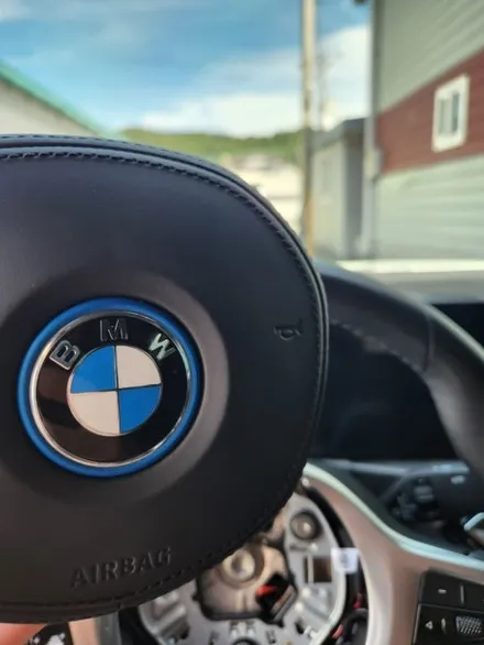 [더핸들]BMW i4 핸들컬러변경 가죽교체 작업 (브라운가죽 + 블랙 알칸타라 + 삼색스티치) / 남양주 별내면