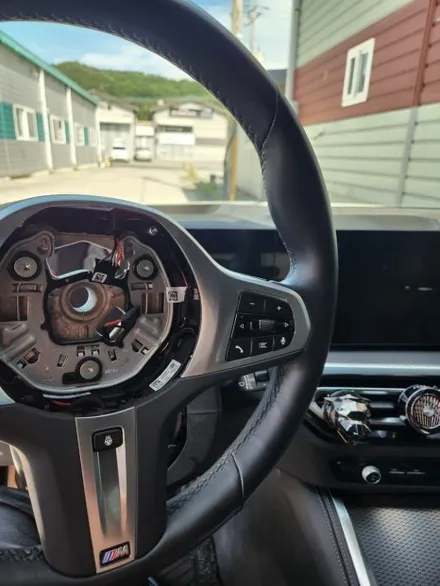 [더핸들]BMW i4 핸들컬러변경 가죽교체 작업 (브라운가죽 + 블랙 알칸타라 + 삼색스티치) / 남양주 별내면