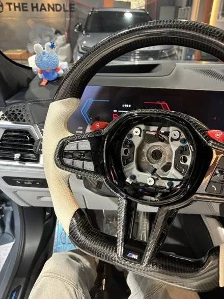 BMW X6M — 카본 디컷 튜닝 베이지핸들 → 블랙 타공 가죽·삼색 스티치 작업 / 남양주 별내면