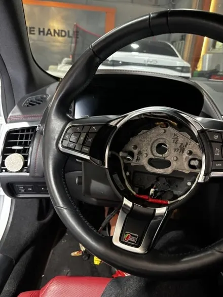 재규어 F-TYPE 컨버터블 핸들 가죽교체 튜닝 │ 레드 센터띠와 타공가죽으로 완성한 스포츠 감성 - 더핸들 / 남양주 별내면