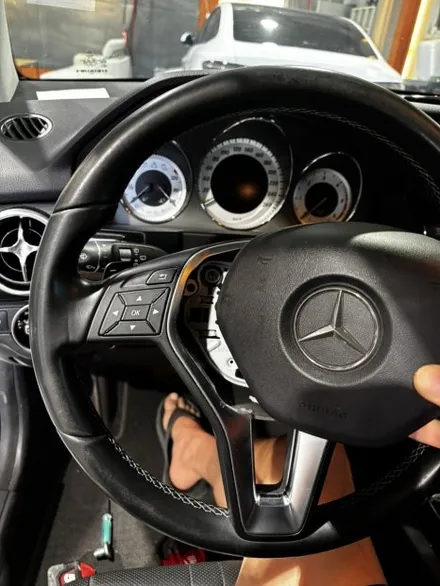 벤츠 GLK X204 핸들복원 가죽교체 작업 손상되고 오염된 순정 핸들, 새 가죽으로 신차처럼 복원! | 더핸들 광주점 / 남양주 별내면
