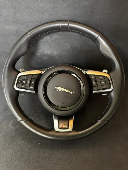 재규어 F-TYPE 컨버터블 핸들 가죽교체 튜닝 │ 레드 센터띠와 타공가죽으로 완성한 스포츠 감성 - 더핸들 / 남양주 별내면