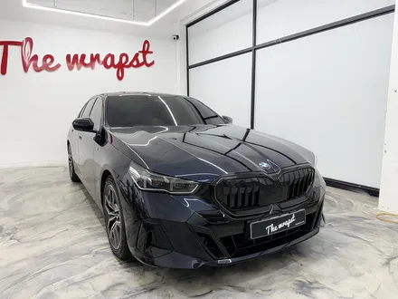 인천실내랩핑 BMW 5시리즈 풀체인지 G60 실내랩핑 시공 하나면 분위기가 달라지죠 / 인천 서구 청라동