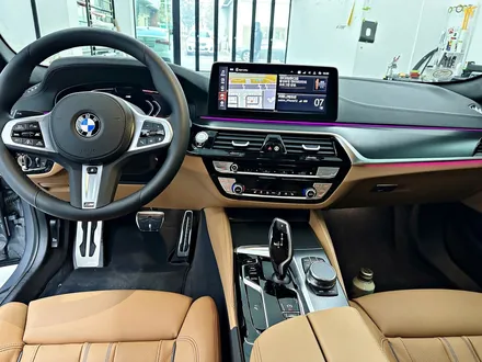인천실내랩핑 BMW 520i 5시리즈 실내를 스포티한 카본패턴으로 완벽 탈바꿈하면 어떨까요? / 청라,인천,부천
