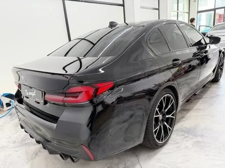 청라랩핑 BMW 5시리즈 G30 LCI 고광택 블랙 전체랩핑 시공으로 순정 블랙보다 더 높은 광도로 만들었어요 / 인천 서구 청라동