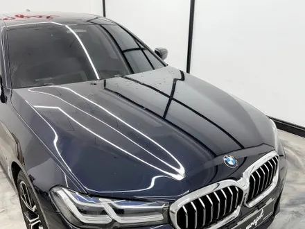 인천랩핑 BMW 5시리즈 시멘트컬러로 유명한 락그레이컬러로 전체랩핑 시공하였습니다 / 인천 서구 청라동