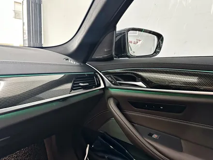 인천실내랩핑 BMW 530e 유광카본 시공으로 한층 더 고급스러운 실내 연출 / BMW / 5시리즈 / 청라,인천,부천