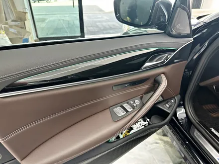 인천실내랩핑 BMW 530e 유광카본 시공으로 한층 더 고급스러운 실내 연출 / BMW / 5시리즈 / 청라,인천,부천