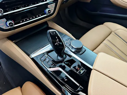인천실내랩핑 BMW 520i 5시리즈 실내를 스포티한 카본패턴으로 완벽 탈바꿈하면 어떨까요? / 청라,인천,부천