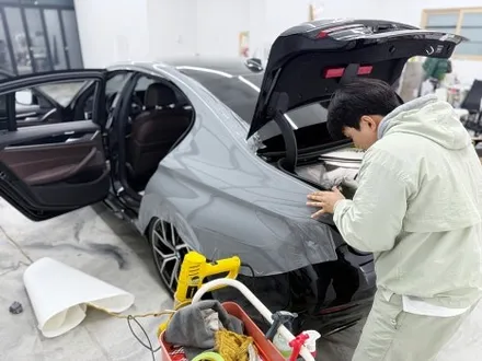 인천랩핑 BMW 5시리즈 시멘트컬러로 유명한 락그레이컬러로 전체랩핑 시공하였습니다 / 인천 서구 청라동