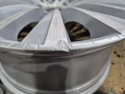 인천휠복원 청라 BMW F07 5GT 연석 충돌 사고로 휠 도색 타이어 교체 / 인천 서구