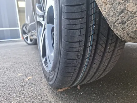 벤츠 W213 e200 블랙폴리쉬 커스텀 휠도색 금호 솔루스 TA51 18인치 타이어 교체 / 인천 서구