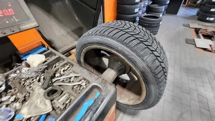 가산동 벤츠 E클래스 E300 (245/40R18)-겨울철 눈길과 빙판길, 젖은노면까지 최상의 안전성을 제공해주는 한국타이어 윈터아이셉트 프리미엄 에보3 / 서울 구로, 양천, 동작, 관악, 영등포, 부천, 안양