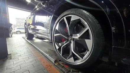 신도림동 아우디 RSQ8 (295/35ZR23)-강력한 출력과 차체 하중을 안정적으로 받아내며, 고속에서도 흔들림 없이 단단한 주행을 완성하는 피렐리 P ZERO PZ4 / 서울 구로, 양천, 동작, 관악, 영등포, 부천, 안양