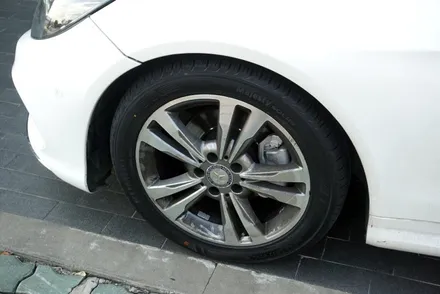 벤츠 E200 컨버터블 타이어 교체 금호타이어 마제스티솔루스 / 서울 구로, 양천, 동작, 관악, 영등포, 부천, 안양