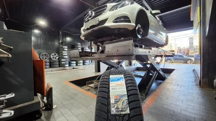 가산동 벤츠 E클래스 E300 (245/40R18)-겨울철 눈길과 빙판길, 젖은노면까지 최상의 안전성을 제공해주는 한국타이어 윈터아이셉트 프리미엄 에보3 / 서울 구로, 양천, 동작, 관악, 영등포, 부천, 안양