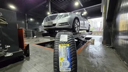 고척동 벤츠 E클래스 E300 (245/45R17)-스포티한 승차감과 우수한 마모수명 모든 기상조건에서 최적의 주행안정성을 제공해주는 미쉐린 크로스 클라이밋2 / 서울 구로, 양천, 동작, 관악, 영등포, 부천, 안양