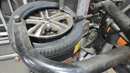 독산동 벤츠 E350 4MATIC (245/45R18)–고급 세단 특유의 안락함을 유지하면서 계절 변화에 유연하게 대응할 수 있는 피렐리 신투라토 P9 올시즌 / 서울 구로, 양천, 동작, 관악, 영등포, 부천, 안양
