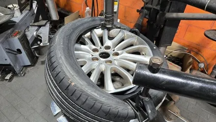 광명동 미니 클럽맨 쿠퍼D (225/45R17)-쾌적하고 안정적인 승차감, 젖은노면 안전성, 탄탄한 내구성까지 겸비한 고성능 런플랫 투어링타이어 브리지스톤 투란자 T005 RFT / 서울 구로, 양천, 동작, 관악, 영등포, 부천, 안양