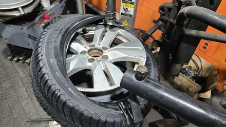 고척동 벤츠 E클래스 E300 (245/45R17)-스포티한 승차감과 우수한 마모수명 모든 기상조건에서 최적의 주행안정성을 제공해주는 미쉐린 크로스 클라이밋2 / 서울 구로, 양천, 동작, 관악, 영등포, 부천, 안양