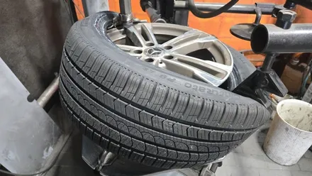 독산동 벤츠 E350 4MATIC (245/45R18)–고급 세단 특유의 안락함을 유지하면서 계절 변화에 유연하게 대응할 수 있는 피렐리 신투라토 P9 올시즌 / 서울 구로, 양천, 동작, 관악, 영등포, 부천, 안양