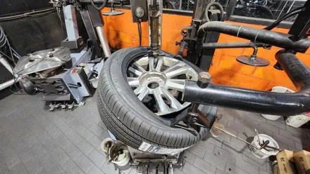 신길동 제네시스 BH330 (245/45R18)-트레드웨어580의 긴 마일리지와 사계절안전성까지 완벽하게 갖춘 최신형 금호타이어 솔루스 TA51 / 서울 구로, 양천, 동작, 관악, 영등포, 부천, 안양
