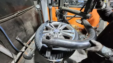 가산동 벤츠 E클래스 E300 (245/40R18)-겨울철 눈길과 빙판길, 젖은노면까지 최상의 안전성을 제공해주는 한국타이어 윈터아이셉트 프리미엄 에보3 / 서울 구로, 양천, 동작, 관악, 영등포, 부천, 안양