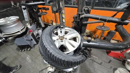 고척동 벤츠 E클래스 E300 (245/45R17)-스포티한 승차감과 우수한 마모수명 모든 기상조건에서 최적의 주행안정성을 제공해주는 미쉐린 크로스 클라이밋2 / 서울 구로, 양천, 동작, 관악, 영등포, 부천, 안양