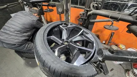 신도림동 아우디 RSQ8 (295/35ZR23)-강력한 출력과 차체 하중을 안정적으로 받아내며, 고속에서도 흔들림 없이 단단한 주행을 완성하는 피렐리 P ZERO PZ4 / 서울 구로, 양천, 동작, 관악, 영등포, 부천, 안양