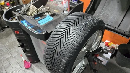 고척동 벤츠 E클래스 E300 (245/45R17)-스포티한 승차감과 우수한 마모수명 모든 기상조건에서 최적의 주행안정성을 제공해주는 미쉐린 크로스 클라이밋2 / 서울 구로, 양천, 동작, 관악, 영등포, 부천, 안양