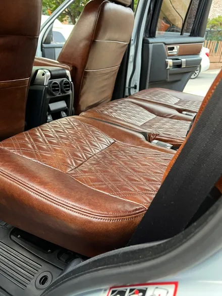 디스커버리4 최고급 이태리산 마호가니 가죽시트 시공^^ (가죽핸들과, 더블스티치 퀼팅 패턴 적용)