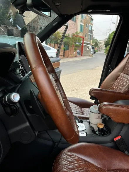 디스커버리4 최고급 이태리산 마호가니 가죽시트 시공^^ (가죽핸들과, 더블스티치 퀼팅 패턴 적용)