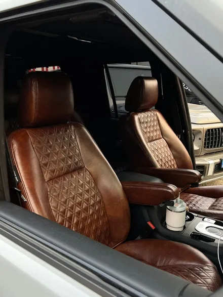 디스커버리4 최고급 이태리산 마호가니 가죽시트 시공^^ (가죽핸들과, 더블스티치 퀼팅 패턴 적용)