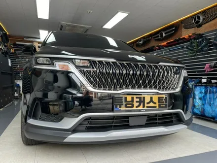 올뉴카니발 루프랙랩핑.c필러크롬랩핑. 트렁크도어은색몰딩랩핑 . 장안동랩핑전문점 / 동대문,광진구,중랑구