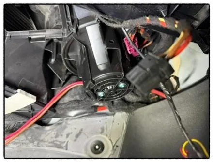 벤츠 e250 cdi 에어컨. 히터 바람이 나오지 않아 블로우 모터 와 레귤레이터. 블로어 교환!! / 동대문구 장안동