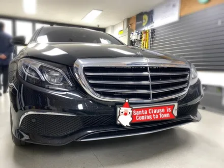 벤츠e300 익스클루시브 e300 익스클루시브 다이아몬드 그릴 및 본넷 아방가르드엠블럼 교환 시공.장안동그릴.엠블럼교환전문점.튜닝커스텀 / 동대문구 장안동