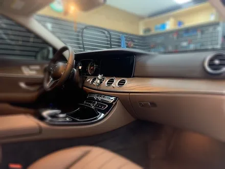 벤츠 e220d 천장루프스킨.사이드미러커버랩핑 시공 해보자.동대문랩핑전문점.튜닝커스텀 / 동대문구 장안동