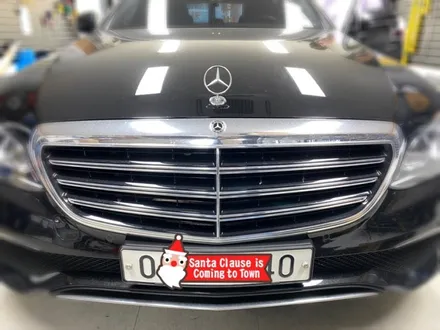 벤츠e300 익스클루시브 e300 익스클루시브 다이아몬드 그릴 및 본넷 아방가르드엠블럼 교환 시공.장안동그릴.엠블럼교환전문점.튜닝커스텀 / 동대문구 장안동