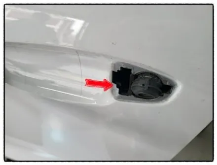 포르쉐 마칸 gts 도어 캐치 탈거 및 도어 캐치 블랙 랩핑 작업!! / 동대문구 장안동