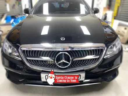 벤츠e300 익스클루시브 e300 익스클루시브 다이아몬드 그릴 및 본넷 아방가르드엠블럼 교환 시공.장안동그릴.엠블럼교환전문점.튜닝커스텀 / 동대문구 장안동