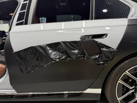 수원 랩핑 사고수리 재시공. 자동세차장 과실로 긁힌 BMW 7시리즈, 보험처리로 부분 재시공. / 안양시 동안구 관양동