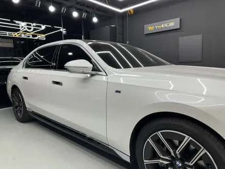 BMW 740i 투톤 랩핑, 다이아 펄 블랙 색상으로 7시리즈 차량에 세련됨을 심다. 인천 부천 랩핑. / 안양시 동안구 관양동