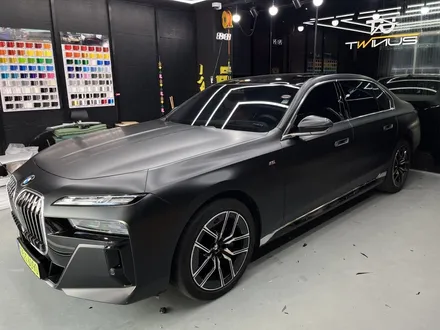 수원 랩핑 사고수리 재시공. 자동세차장 과실로 긁힌 BMW 7시리즈, 보험처리로 부분 재시공. / 안양시 동안구 관양동