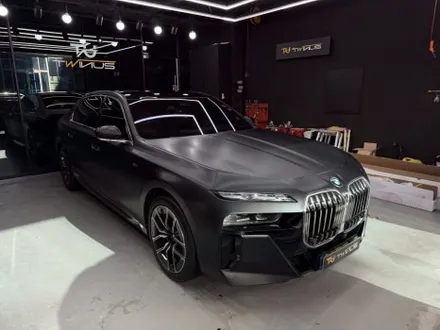 안양 랩핑, BMW 7시리즈만의 멋을 \'고광택 사틴 블랙\'으로 재정의하다. / 안양시 동안구 관양동