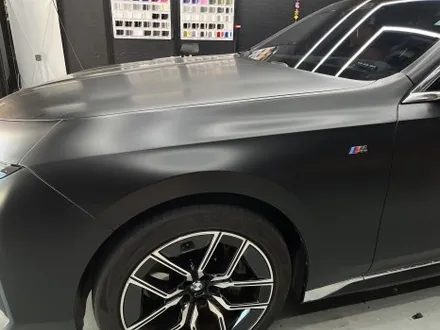 수원 랩핑 사고수리 재시공. 자동세차장 과실로 긁힌 BMW 7시리즈, 보험처리로 부분 재시공. / 안양시 동안구 관양동