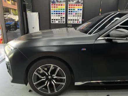 수원 랩핑 사고수리 재시공. 자동세차장 과실로 긁힌 BMW 7시리즈, 보험처리로 부분 재시공. / 안양시 동안구 관양동